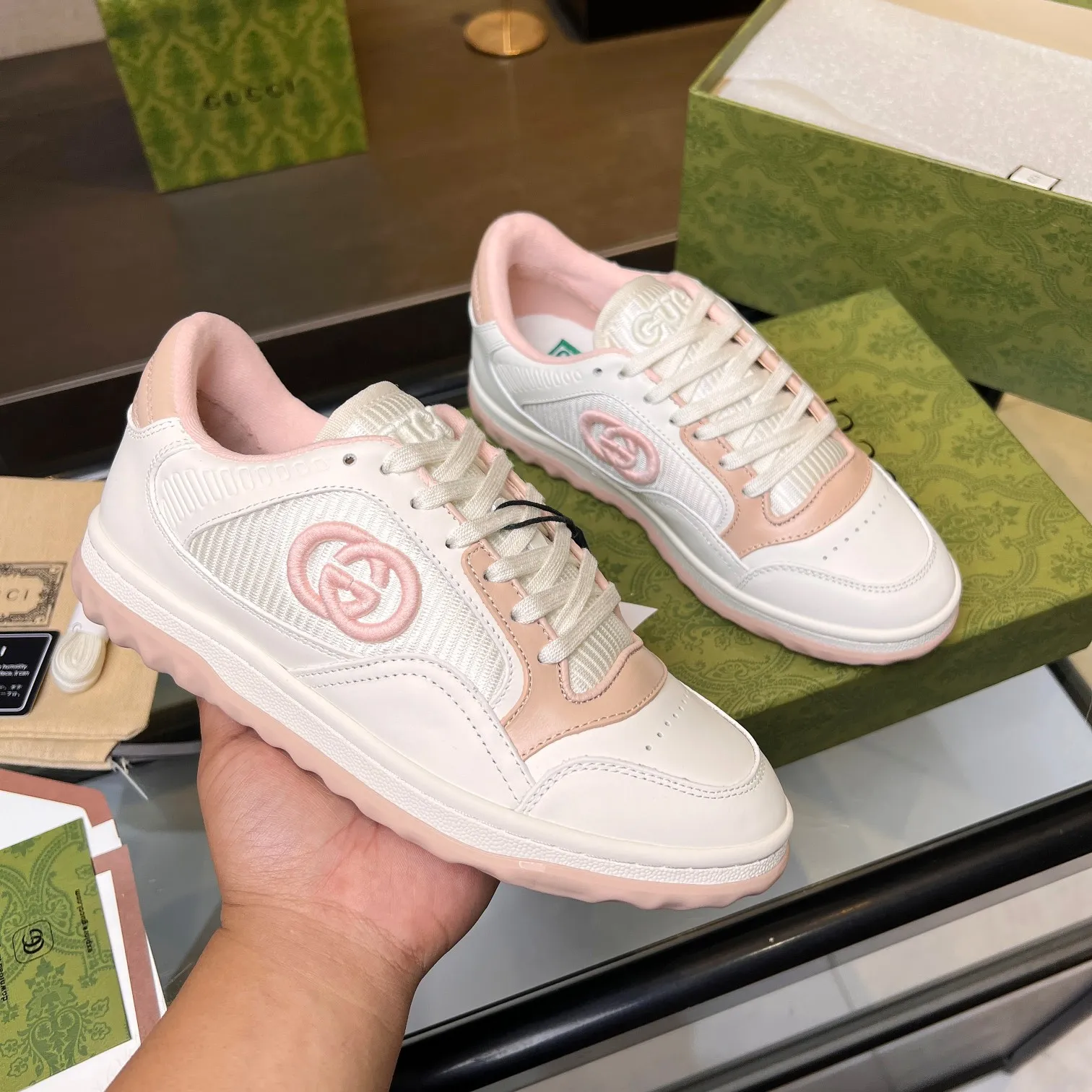 👟👟Ex-factory price 520👟👟 Top version, full styling effect, instant sales of the common practice of soft treading in the market, 💣💣💣Gucci2023 early spring Gucci G home latest hot style MAC80 sports shoes couple style casual retro distressed dirty shoes small dirty shoes small white shoes🌸🌸🌸 original purchase and development Production Gucci MAC80 new hot-selling series. The exquisite and compact interlocking double G logo romantically interprets the aesthetic concept of this series. Made of off-white leather, ▪️Material: original customized imported first-layer cowhide ▪️Inner lining: original customized imported breathable mesh ▪️Outsole: original molded two-color TPU outsole ▪️Sole thickness: 3CM ▪️Size: women's 35-40 / men's 39-45